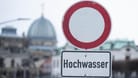 Sachsen, Dresden: Ein Schild mit der Aufschrift "Hochwasser" steht am Terrassenufer (Archivbild): Der Süden und der Osten Deutschlands bereiten sich auf Unwetter vor.