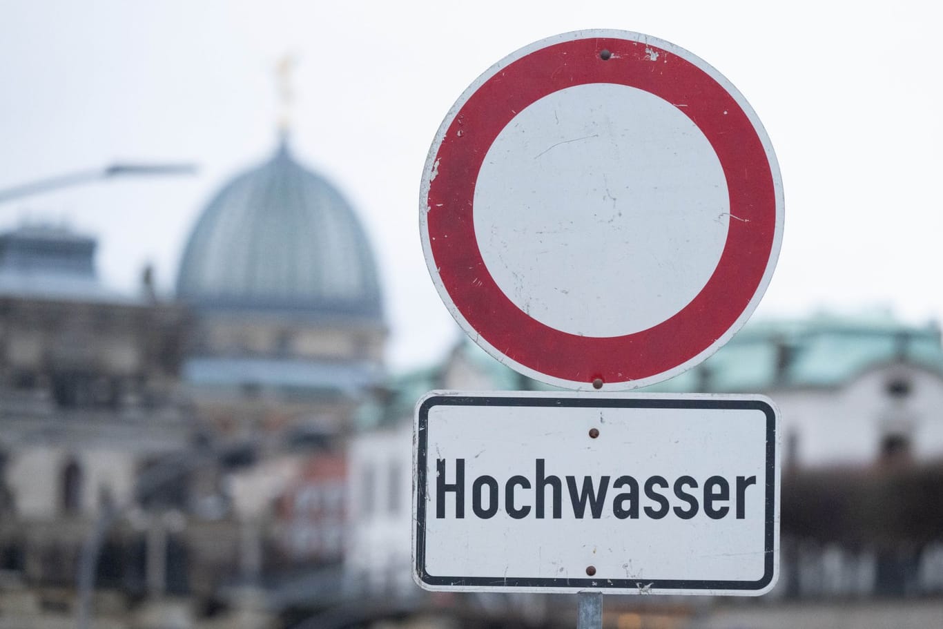 Sachsen, Dresden: Ein Schild mit der Aufschrift "Hochwasser" steht am Terrassenufer (Archivbild): Der Süden und der Osten Deutschlands bereiten sich auf Unwetter vor.