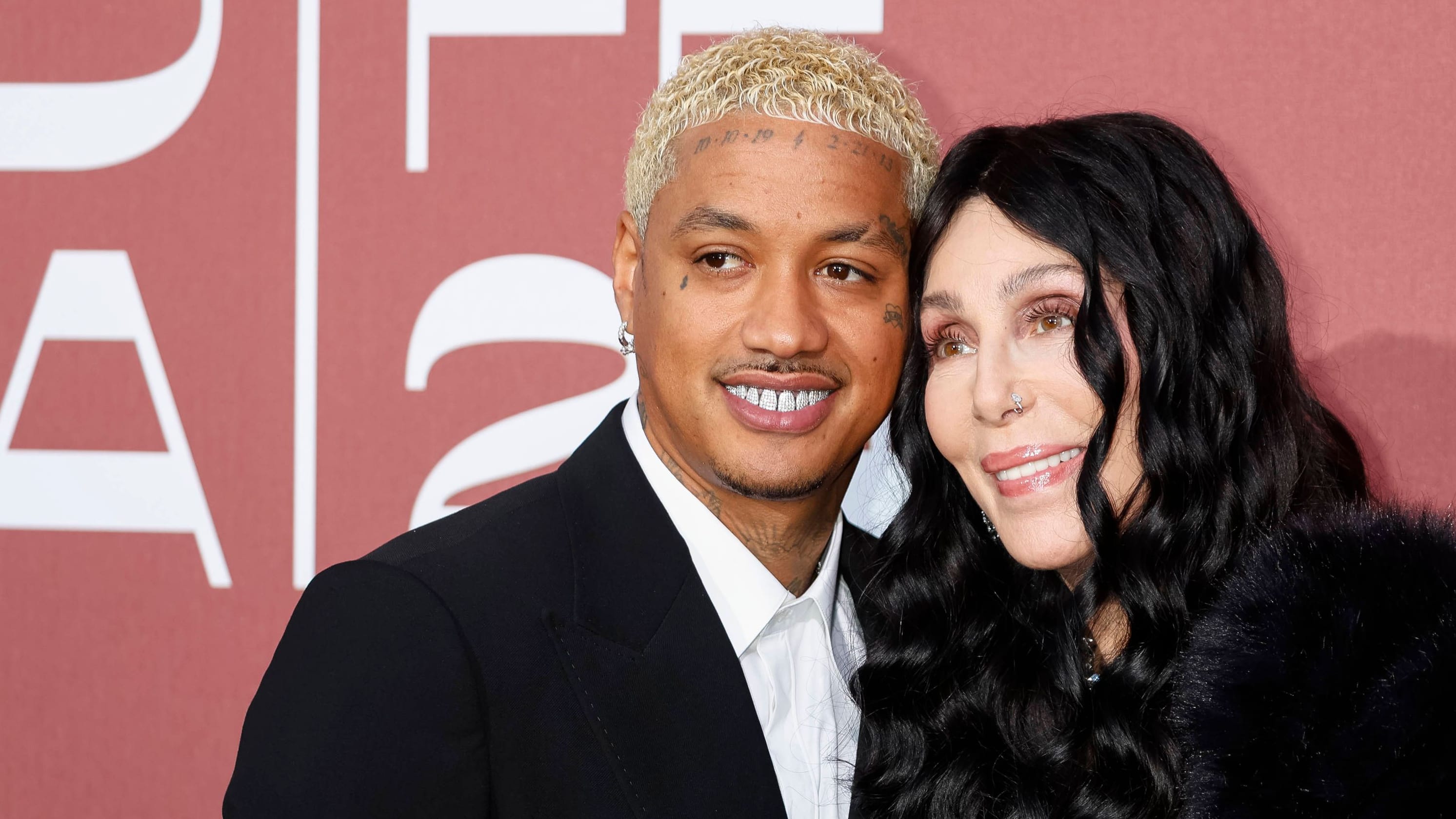 Cannes: Cher küsst 40 Jahre jüngeren Freund – Verliebter Paarauftritt