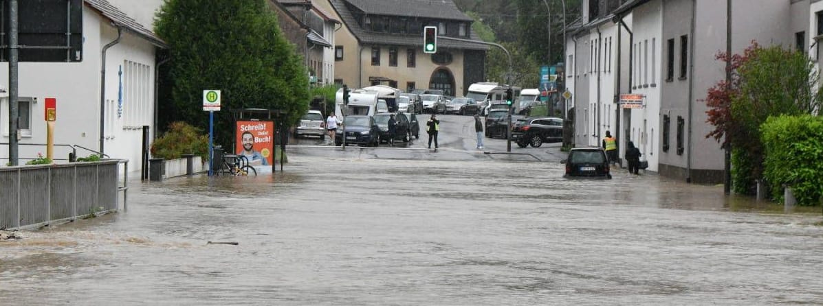 Starkregen führte zu Sturzbächen aus den Höhenlagen. Die Provinzialstrasse in Fechingen ist nach dem Bruch eines Regenrückhaltebeckens überflutet.