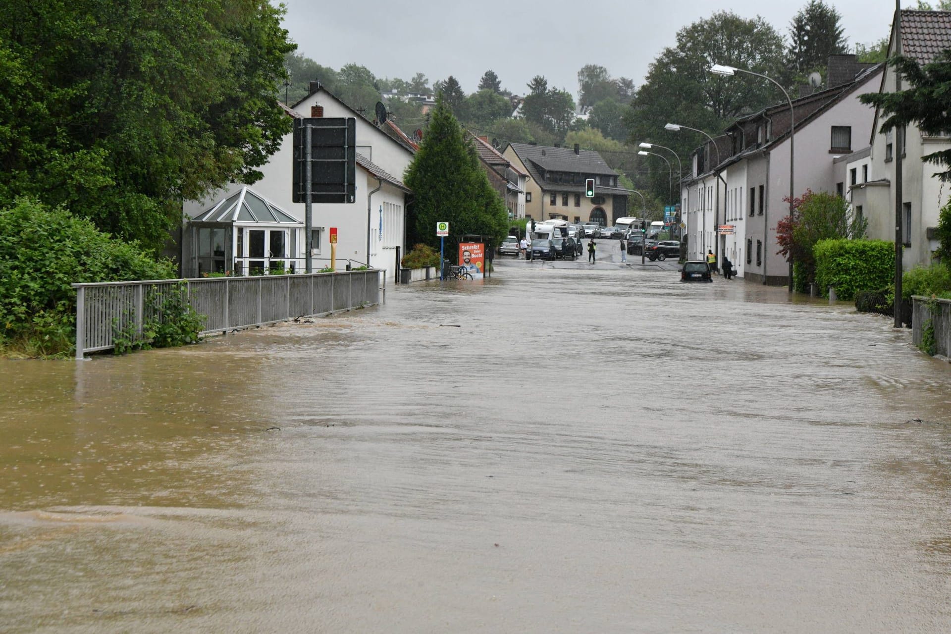 Starkregen führte zu Sturzbächen aus den Höhenlagen. Die Provinzialstrasse in Fechingen ist nach dem Bruch eines Regenrückhaltebeckens überflutet.