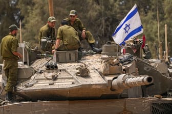 Israelische Soldaten (Symbolbild): Aus dem Libanon werden Raketen auf Israel gefeuert.