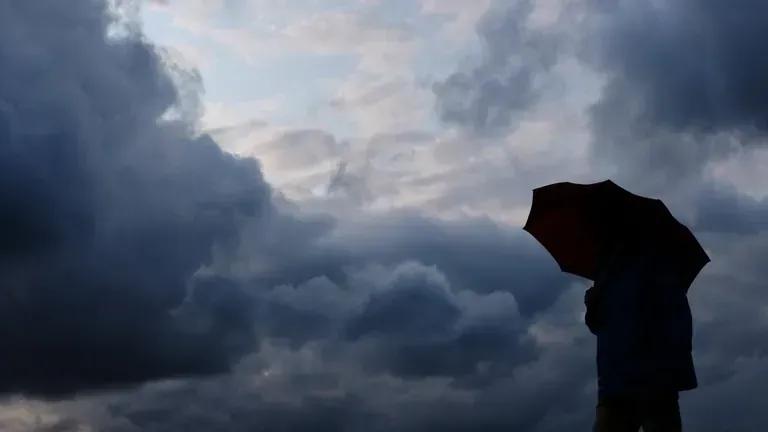 Starkregen und Gewitter, Sturmböen: In Teilen Bayerns kann es unangenehm werden.