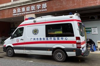 Chinesischer Krankenwagen vor der Notfallklinik (Archivbild): Beim Einsturz der Schnellstraße gab es viele Verletzte.