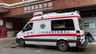 Chinesischer Krankenwagen vor der Notfallklinik (Archivbild): Beim Einsturz der Schnellstraße gab es viele Verletzte.