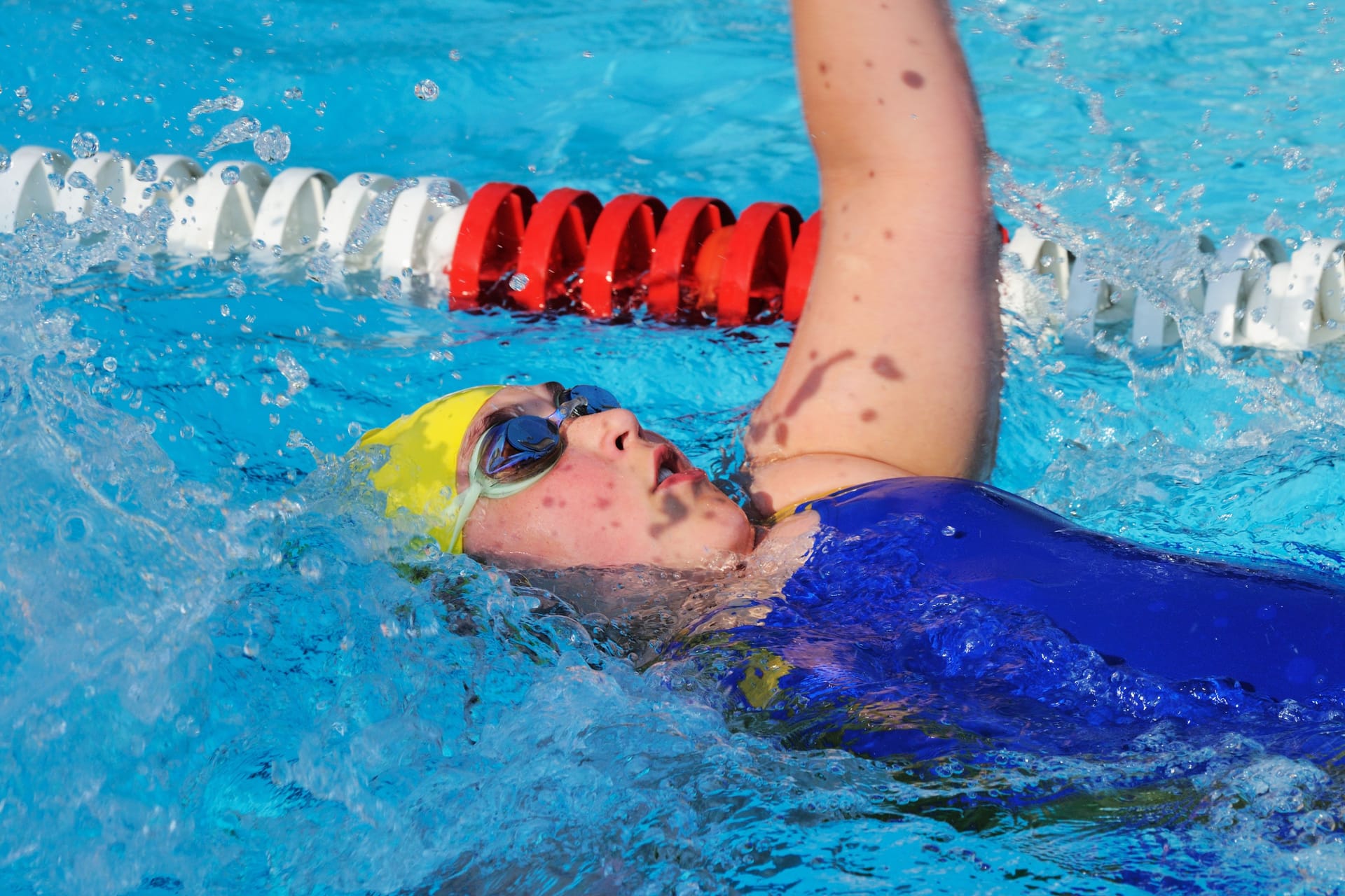 Ausdauertraining Schwimmen: In 45 Minuten verbrennt man rund 360 Kalorien.