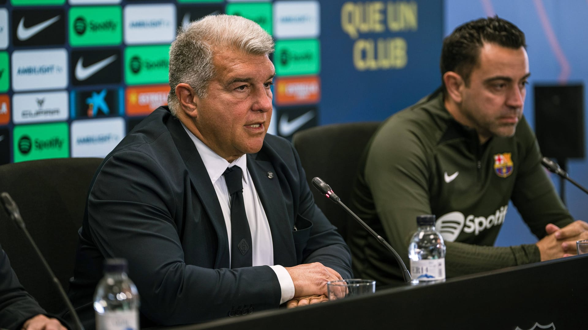 Joan Laporta (l.) ist mit den Aussagen seines Trainers unzufrieden.