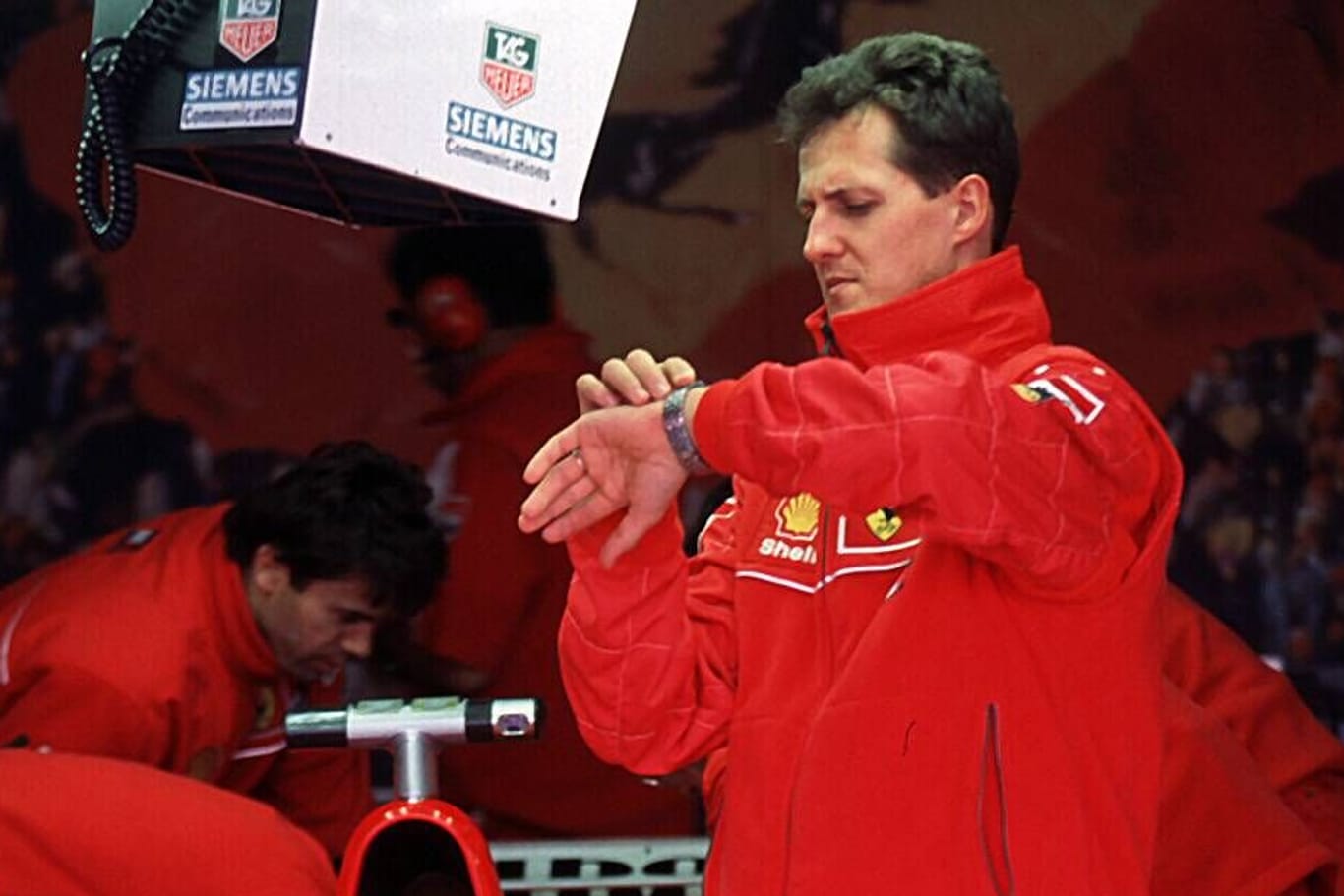 Großer Preis von Australien 1998: Michael Schumacher schaut auf seine Uhr.