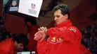 Großer Preis von Australien 1998: Michael Schumacher schaut auf seine Uhr.