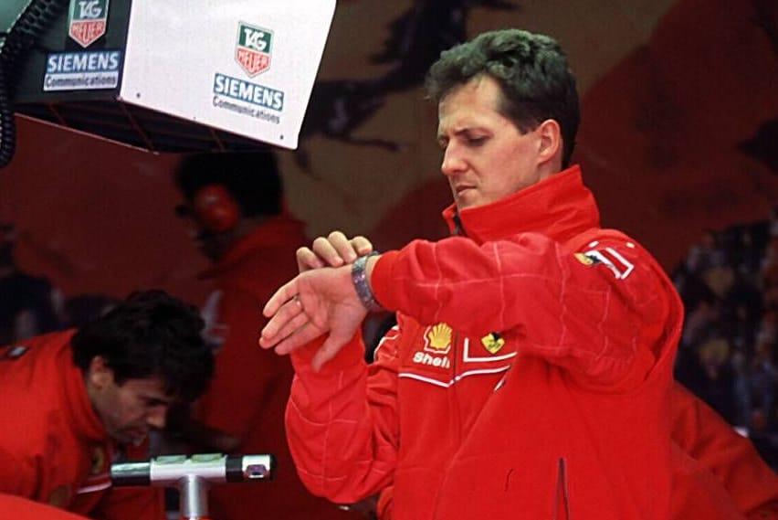 Großer Preis von Australien 1998: Michael Schumacher schaut auf seine Uhr.