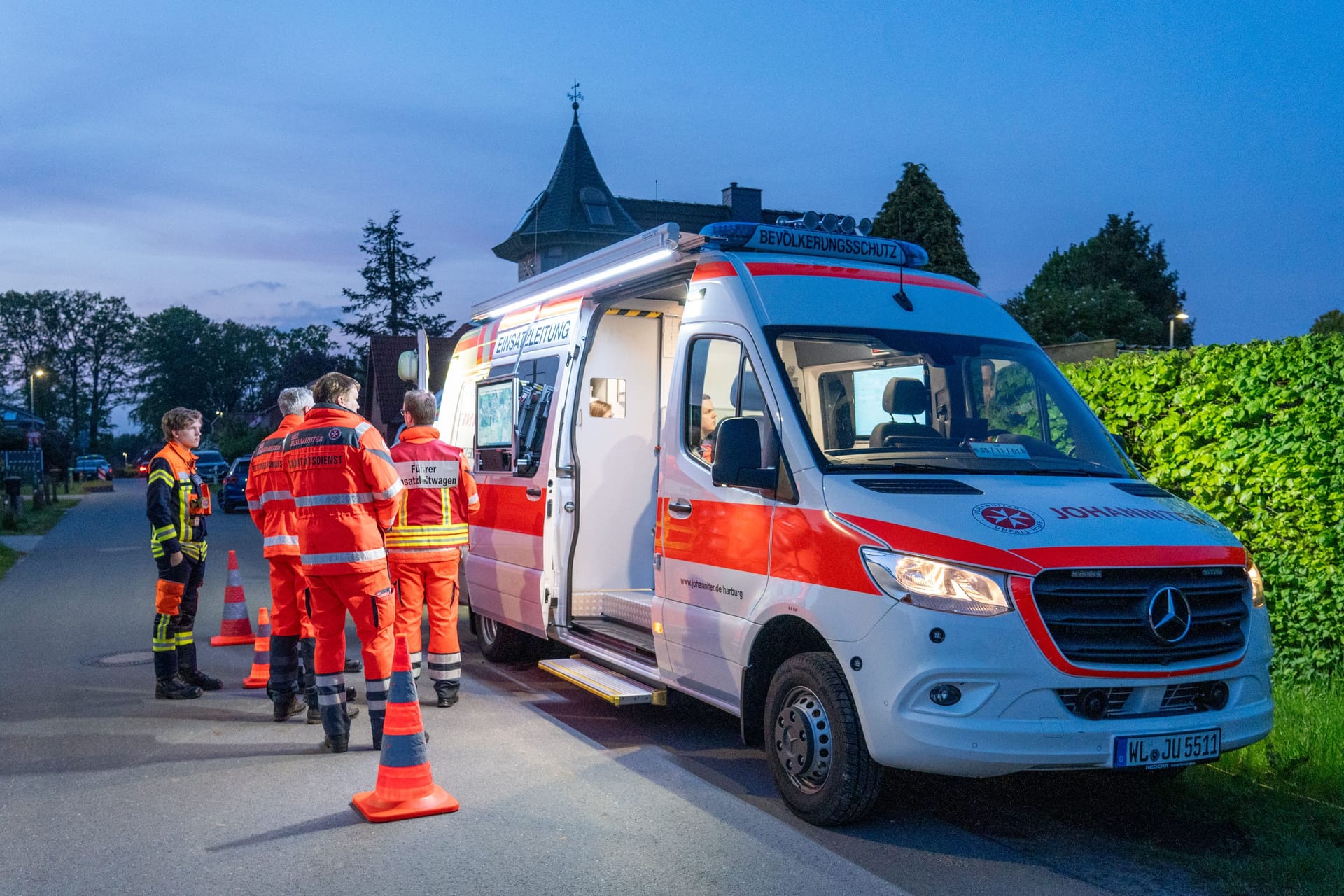 Rettungsdienst in Eckel im Landkreis Harburg: Am Abend suchten unter anderem Spürhunde der Johanniter sowie ein Polizeihubschrauber nach Dave C.