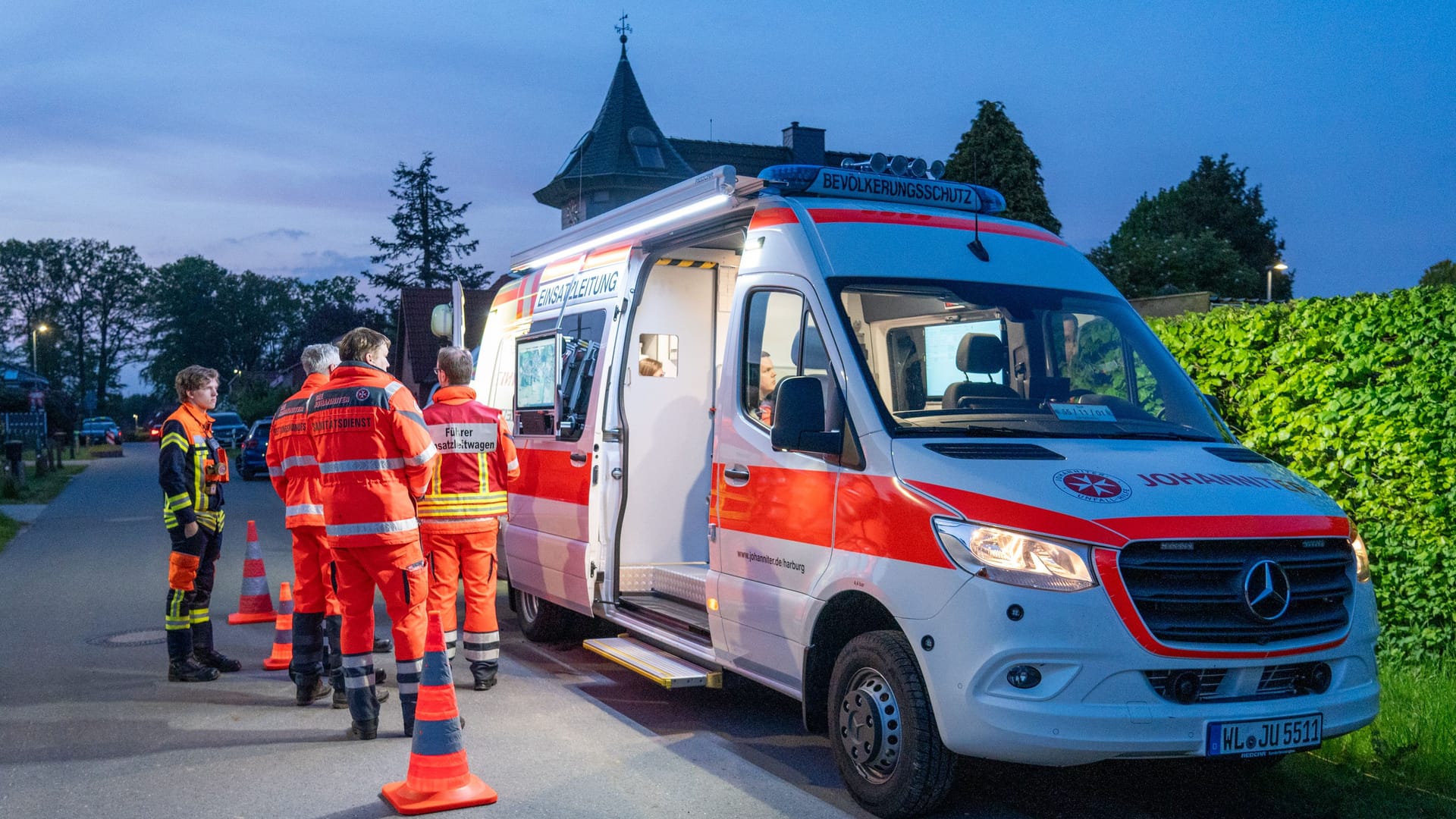 Rettungsdienst in Eckel im Landkreis Harburg: Am Abend suchten unter anderem Spürhunde der Johanniter sowie ein Polizeihubschrauber nach Dave C.