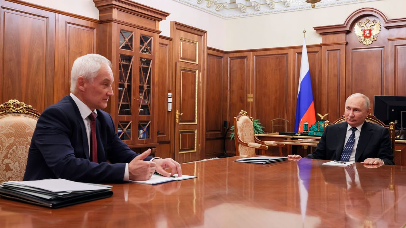 Putin und sein künftiger Verteidigungsminister Bjeloussow: Dieser soll vor allem die russische Rüstungsindustrie effizienter machen.
