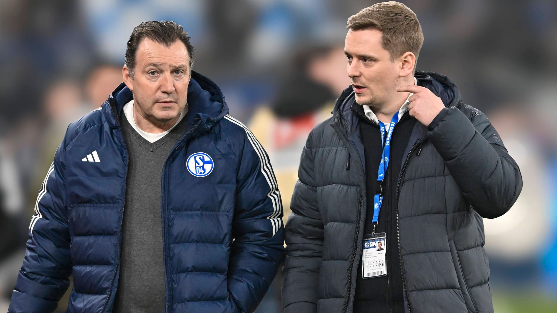 Schalke-Sportdirektor Marc Wilmots (l.) und Kommunikationschef Marc Siekmann: Beide müssen sich mit ihrem Verein auf das verschobene Spiel vorbereiten.