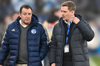 Schalke-Sportdirektor Marc Wilmots (l.) und Kommunikationschef Marc Siekmann: Beide müssen sich mit ihrem Verein auf das verschobene Spiel vorbereiten.