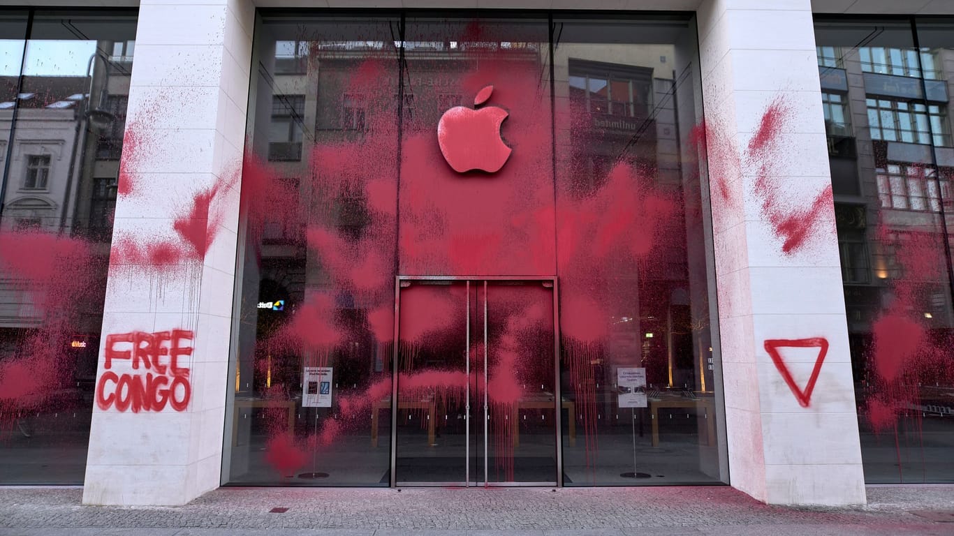 17.05.2024: Aktivisten haben einen Apple Store mit roter Farbe beschmiert. Umweltaktivisten der Gruppe Scientist Rebellion haben am Freitagmorgen in Berlin-Mitte einen Laden des US-Technologiekonzerns Apple mit Farbe beschmiert. Damit wollten sie gegen die gefährlichen Arbeitsbedingungen bei der Gewinnung des für Handys und andere Produkte benötigten Rohstoffs Kobalt in der Demokratischen Republik Kongo protestieren, wie die Gruppe in Berlin mitteilte.