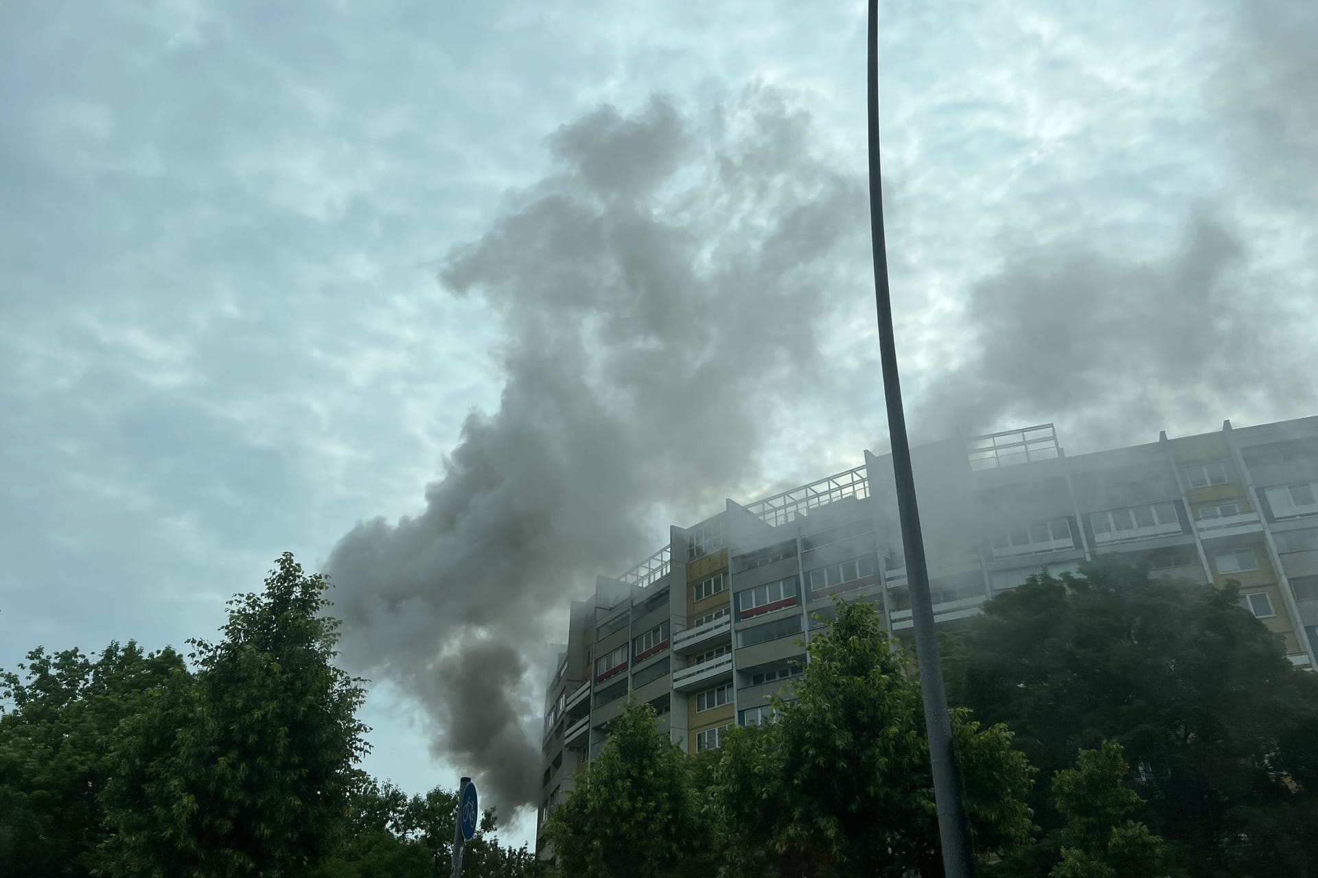 Feuer in einem Wohnhaus: Bei einem Brand in Friedrichshain kommt es zu einer starken Rauchentwicklung.