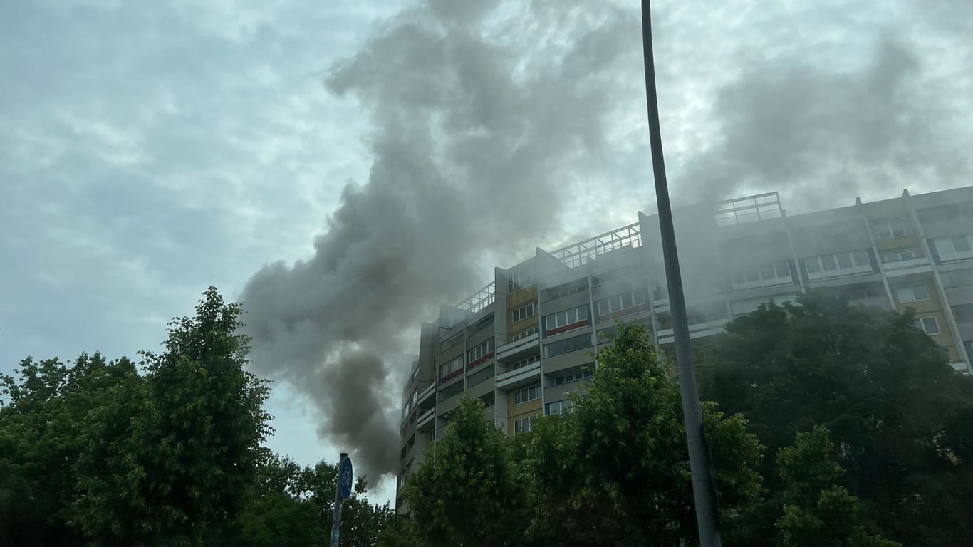 Feuer in einem Wohnhaus: Bei einem Brand in Friedrichshain kommt es zu einer starken Rauchentwicklung.