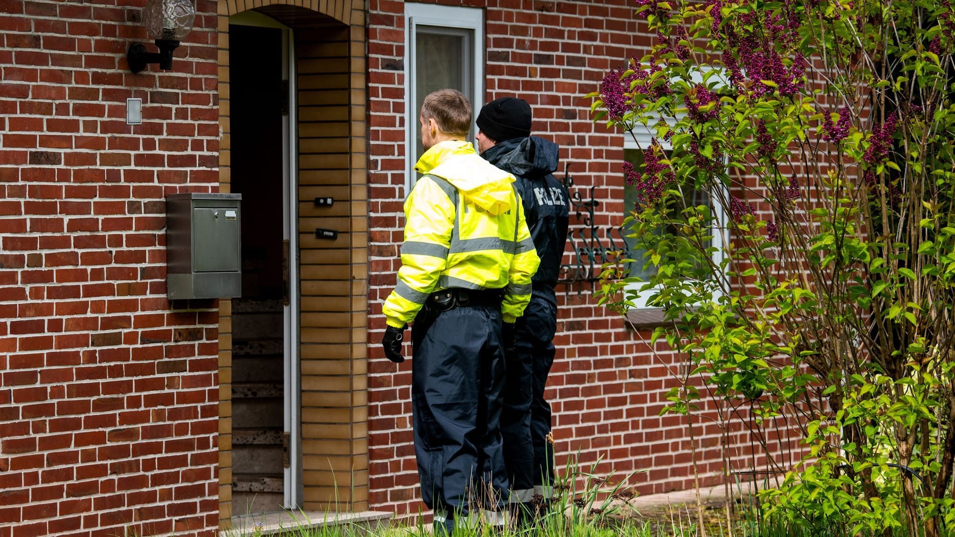 Polizisten sprechen auf der Suche nach Arian mit Anwohnern (Archivfoto): Noch immer gehen die Beamten Hinweisen nach, doch eine heiße Spur war bislang nicht dabei.