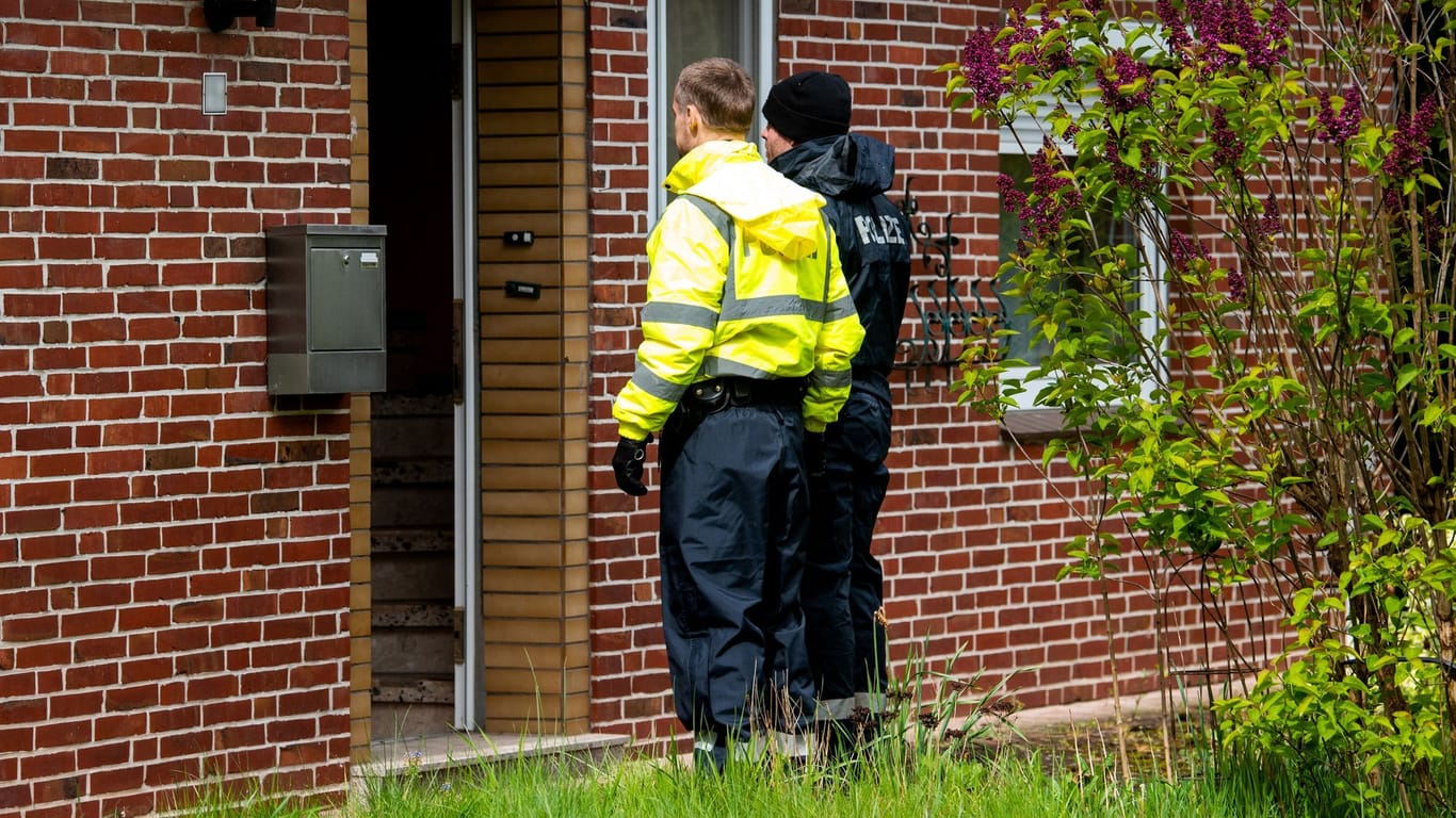 Polizisten sprechen auf der Suche nach Arian mit Anwohnern (Archivfoto): Noch immer gehen die Beamten Hinweisen nach, doch eine heiße Spur war bislang nicht dabei.