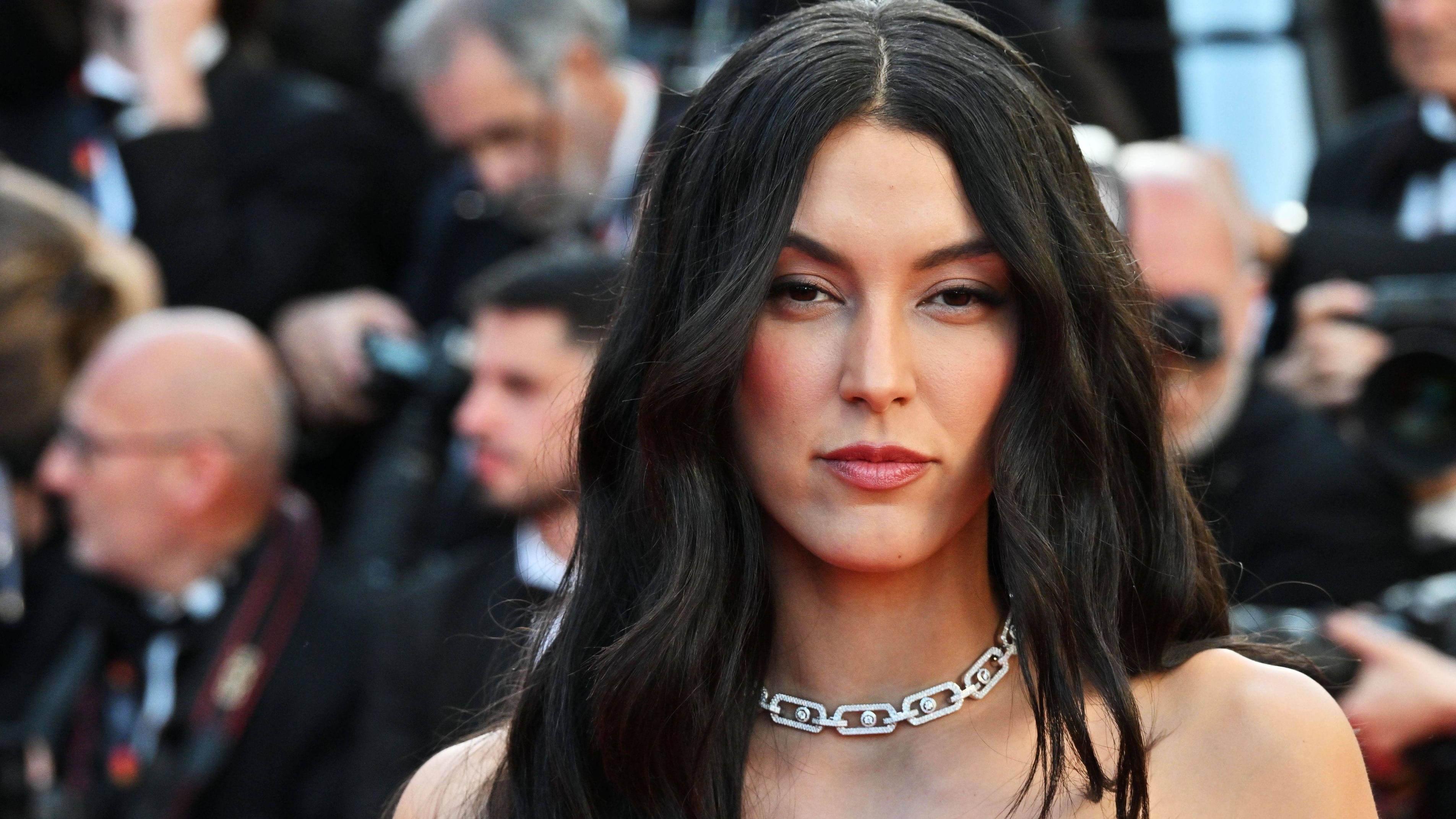 Rebecca Mir: Model zeigt sich im hautengen Latexkleid in Cannes