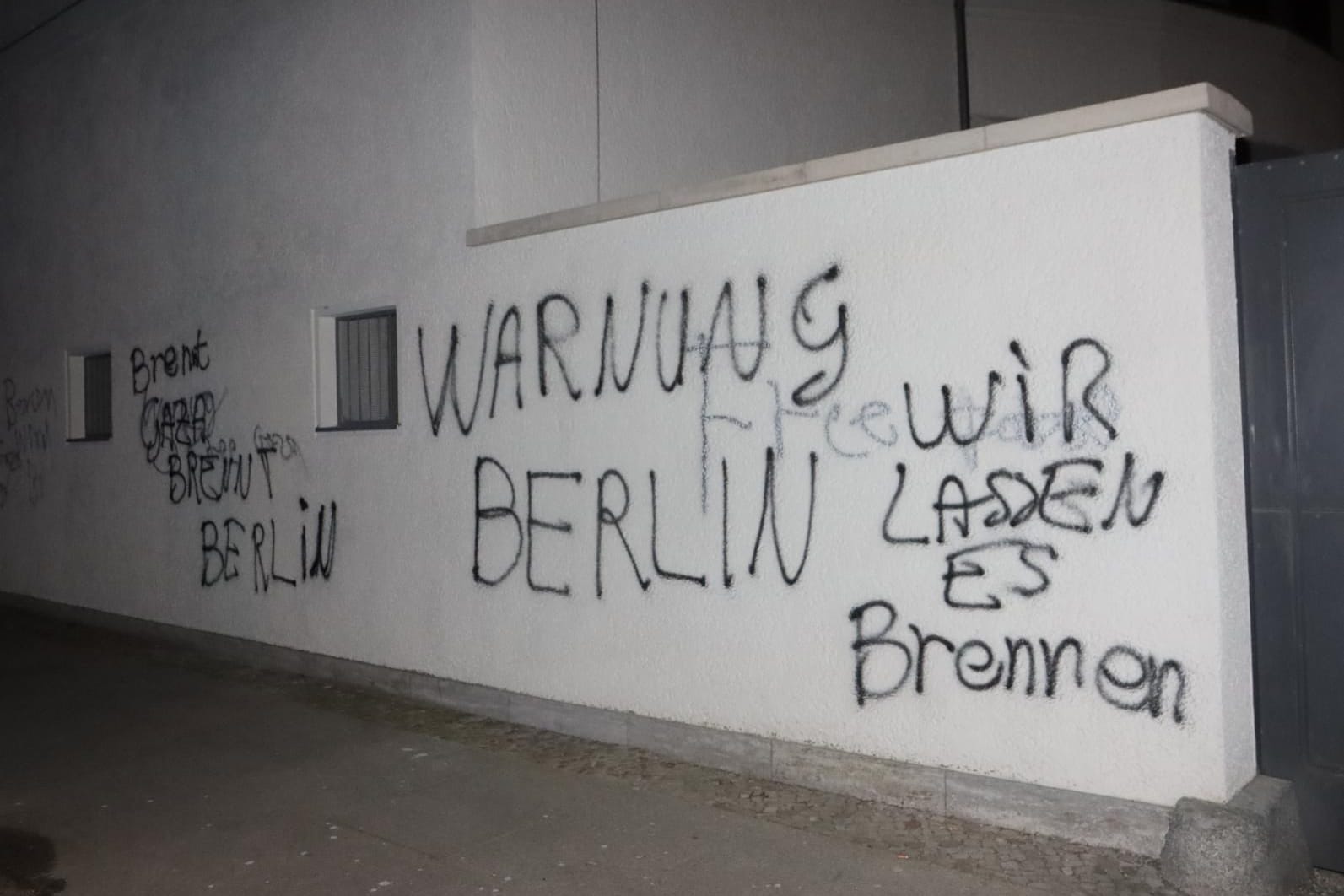 Berlin: An die Wand des Bürgeramtes in Berlin-Tiergarten wurde unter anderem "Brennt Gaza, brennt Berlin" gesprüht.