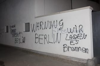 Berlin: An die Wand des Bürgeramtes in Berlin-Tiergarten wurde unter anderem "Brennt Gaza, brennt Berlin" gesprüht.