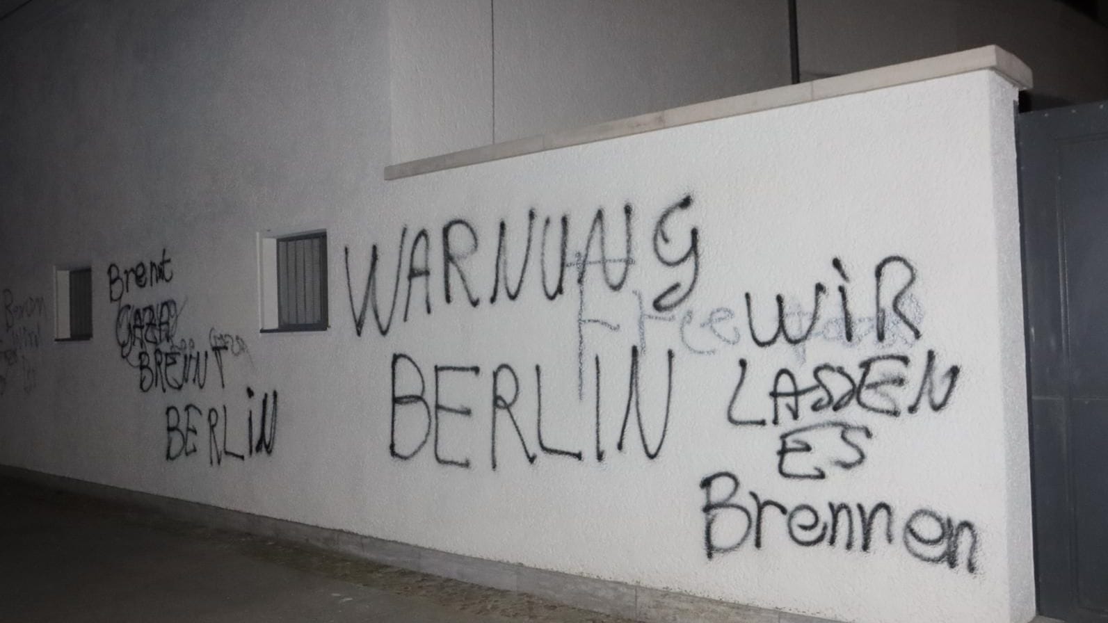 Berlin: An die Wand des Bürgeramtes in Berlin-Tiergarten wurde unter anderem "Brennt Gaza, brennt Berlin" gesprüht.