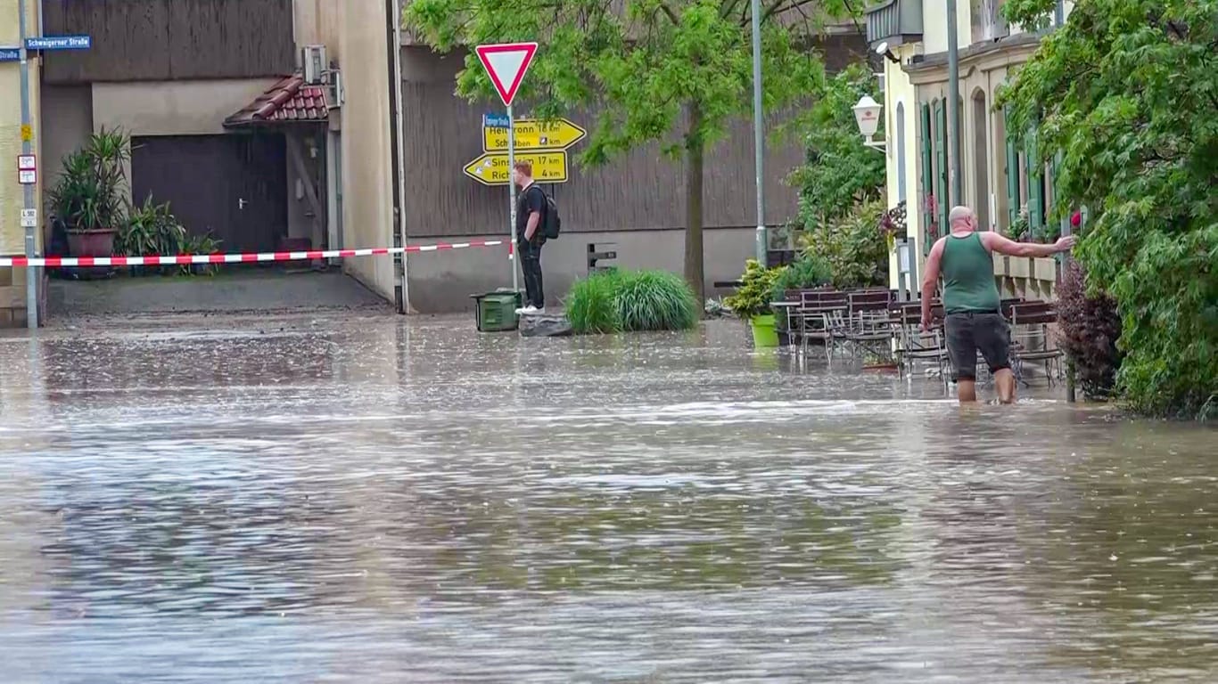 Heftige Unwetter haben für Überflutungen in Gemmingen im Landkreis Heilbronn gesorgt.