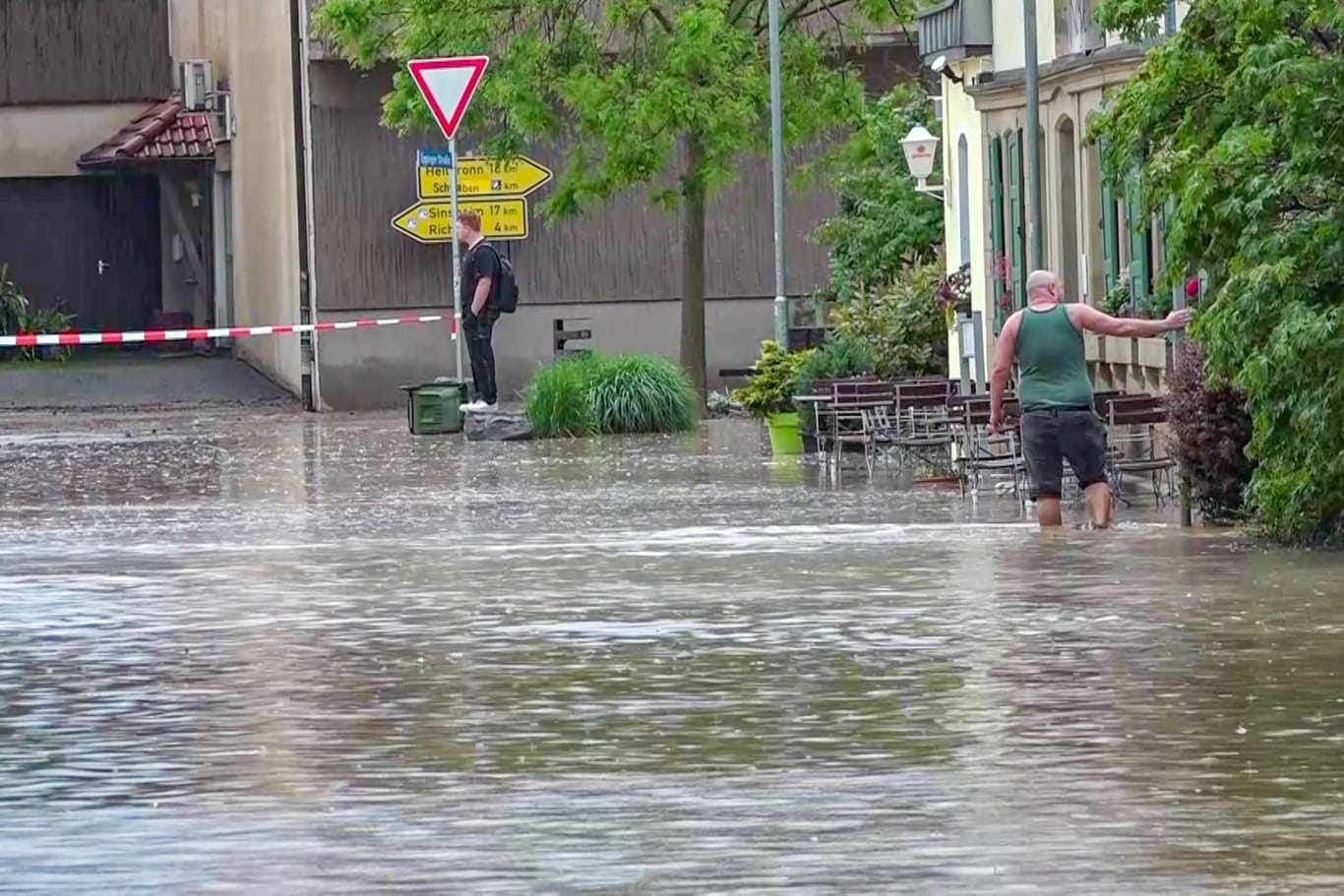 Heftige Unwetter haben für Überflutungen in Gemmingen im Landkreis Heilbronn gesorgt.