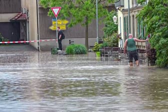 Heftige Unwetter haben für Überflutungen in Gemmingen im Landkreis Heilbronn gesorgt.