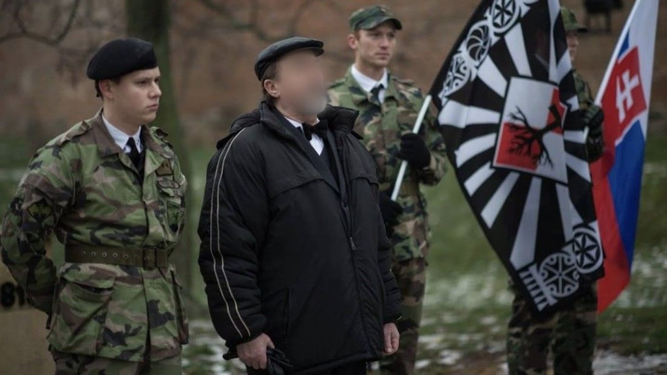 Juraj C.: Im Januar 2016 zeigt ihn ein Foto bei einer paramilitärischen prorussischen Gruppe.