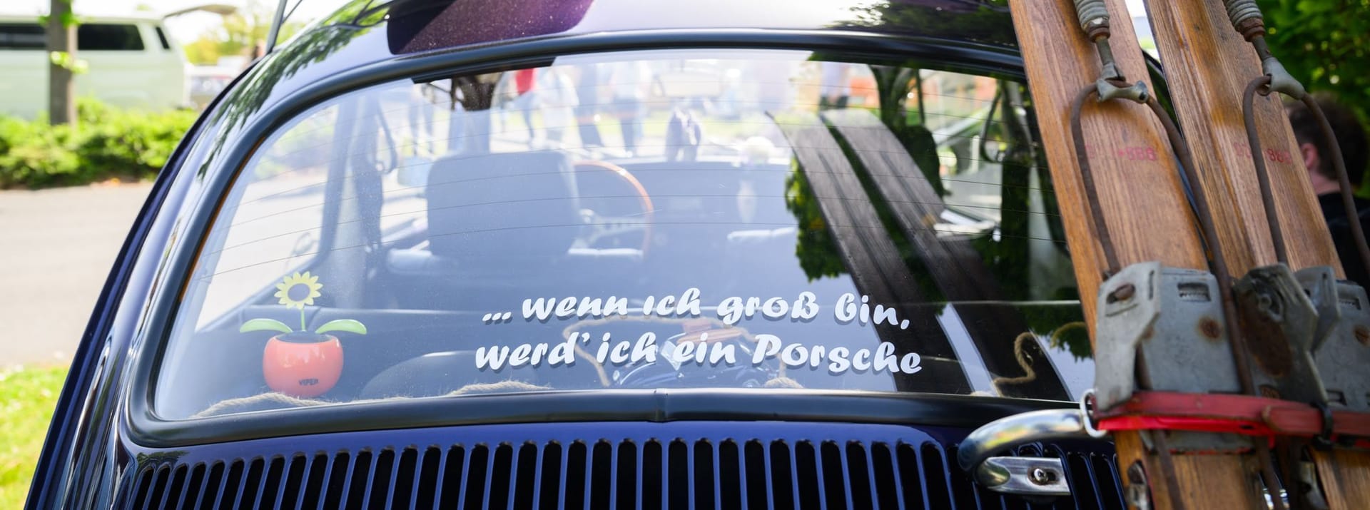 Träumen erlaubt: "... wenn ich groß bin, werd' ich ein Porsche", klebt auf einem VW Käfer.