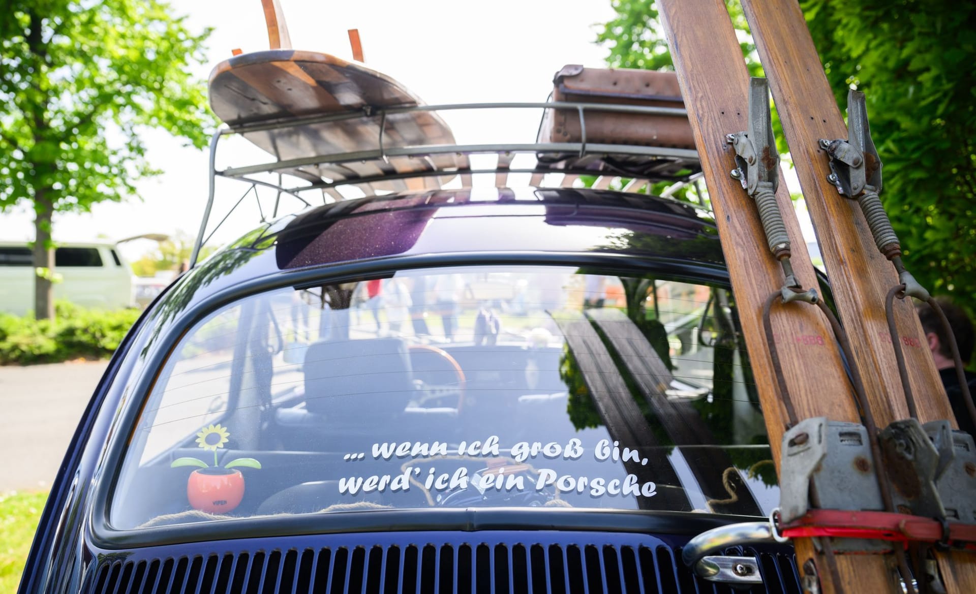 Träumen erlaubt: "... wenn ich groß bin, werd' ich ein Porsche", klebt auf einem VW Käfer.