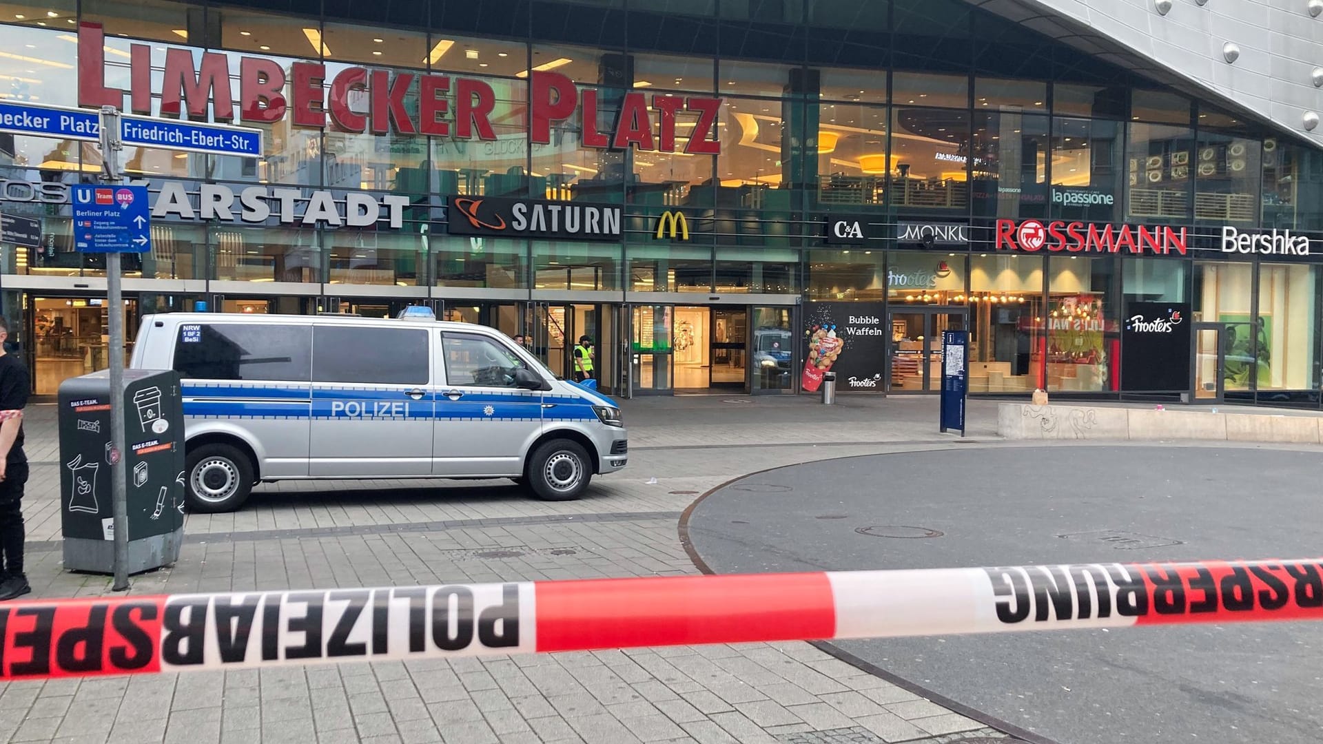 Absperrungen am "Limbecker Platz": Am Abend gab die Polizei Entwarnung.