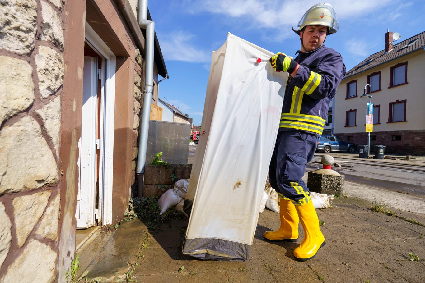 Überschwemmungen: Die Freiwillige Feuerwehr Kleinblittersdorf hilft Anwohnern beim Ausräumen der betroffenen Wohnungen im Erdgeschoss.