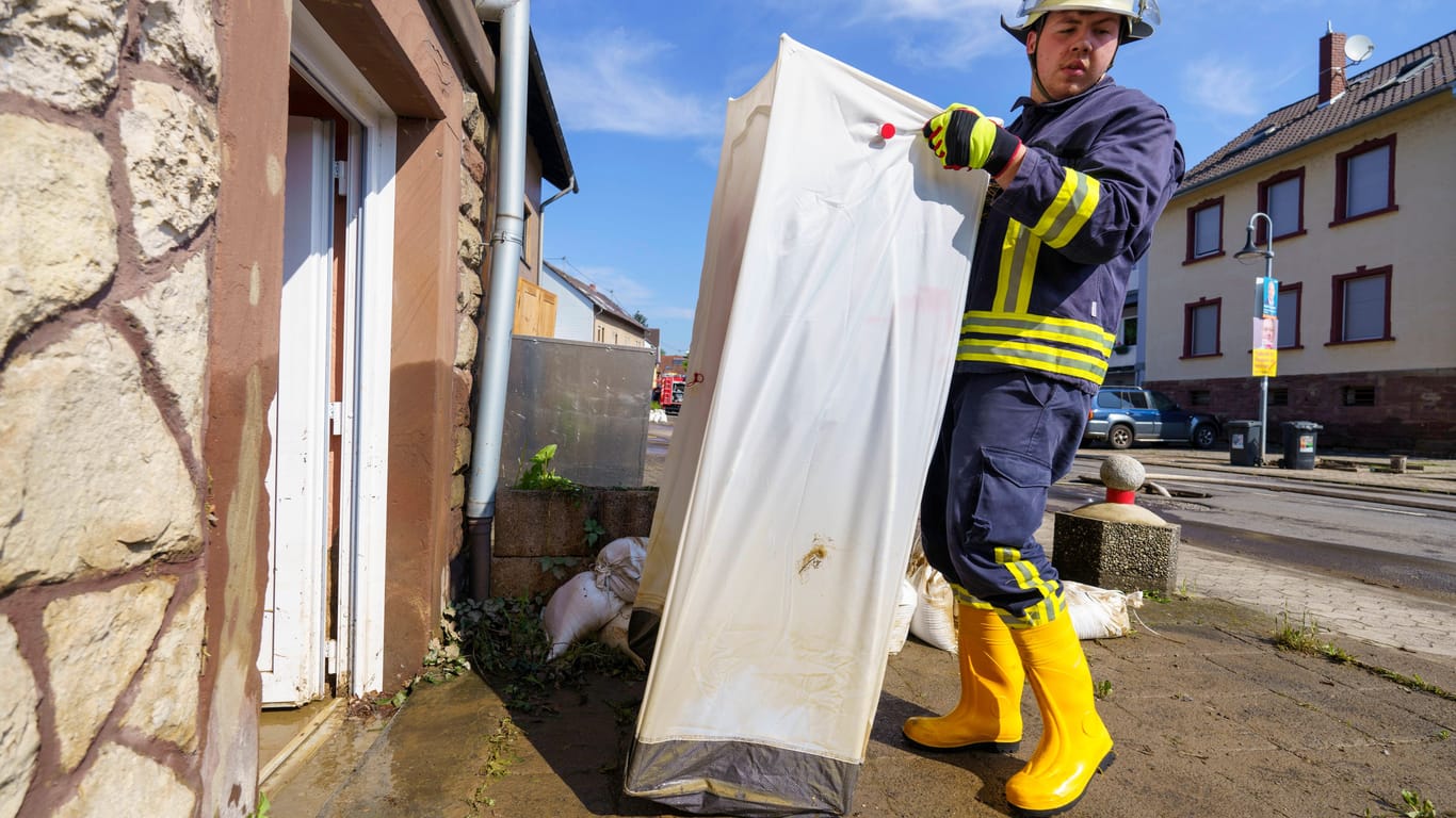 Überschwemmungen: Die Freiwillige Feuerwehr Kleinblittersdorf hilft Anwohnern beim Ausräumen der betroffenen Wohnungen im Erdgeschoss.