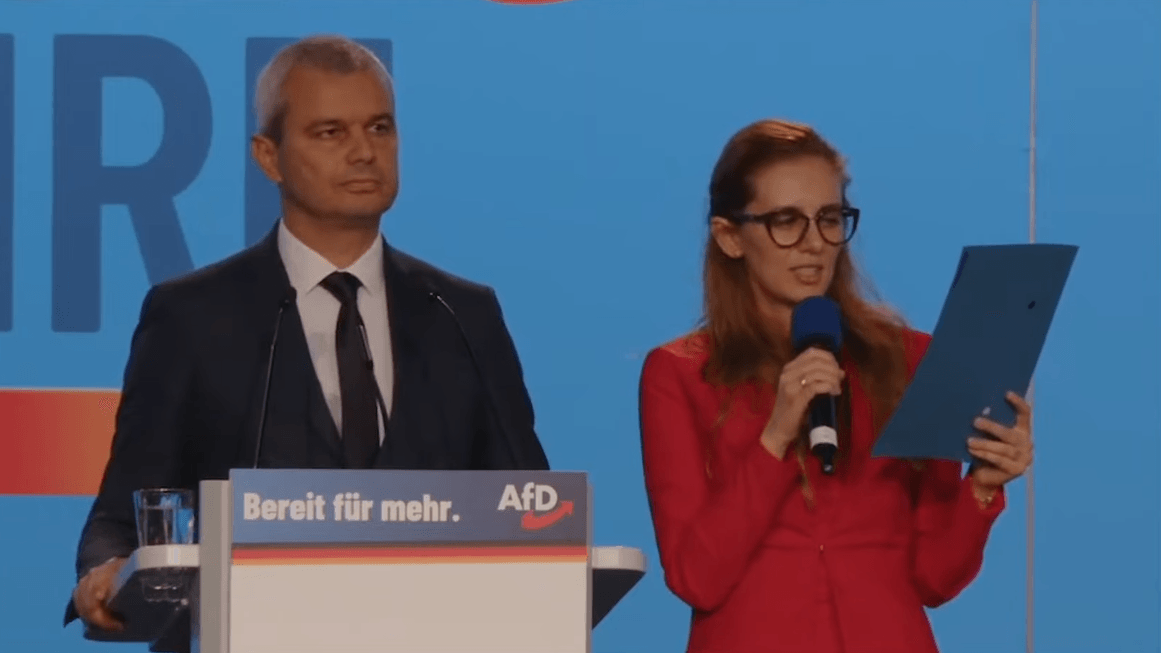 Bulgarischer Besuch: Kostadin Kostadinow beim Bundesparteitag der AfD im Juli 2023, neben im AfD-Mitarbeiterin Rada Laylakova, heute Europakandidatin seiner Partei.