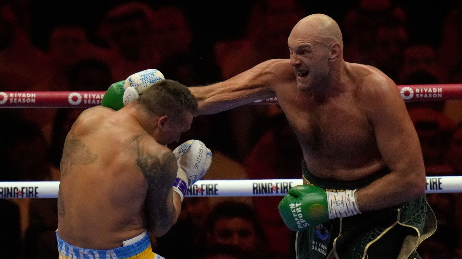 Tyson Fury (r.) trifft Oleksandr Usyk mit seiner starken Rechten. Am Ende verlor der Brite aber gegen den Ukrainer.