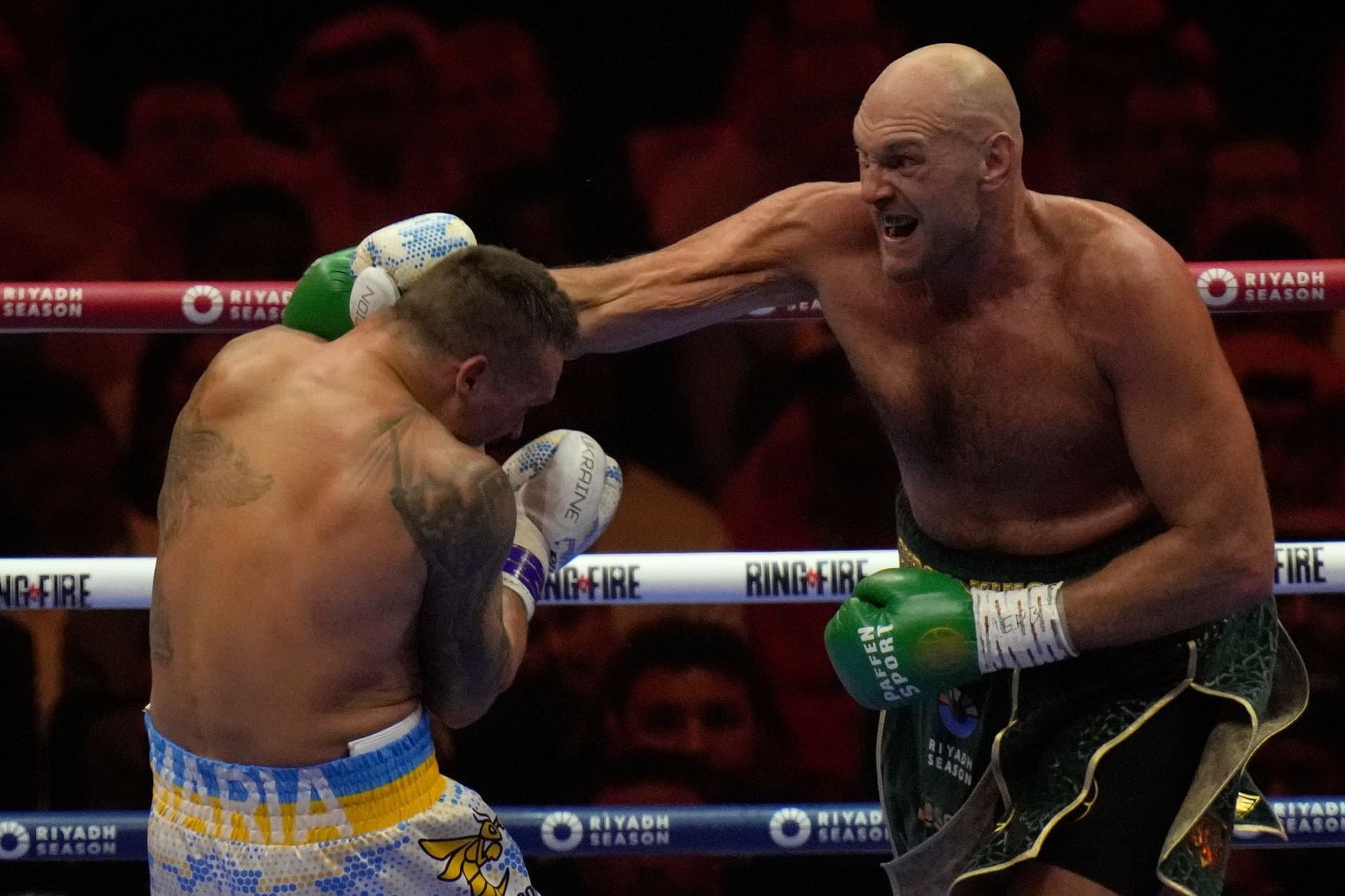 Tyson Fury (r.) trifft Oleksandr Usyk mit seiner starken Rechten. Am Ende verlor der Brite aber gegen den Ukrainer.