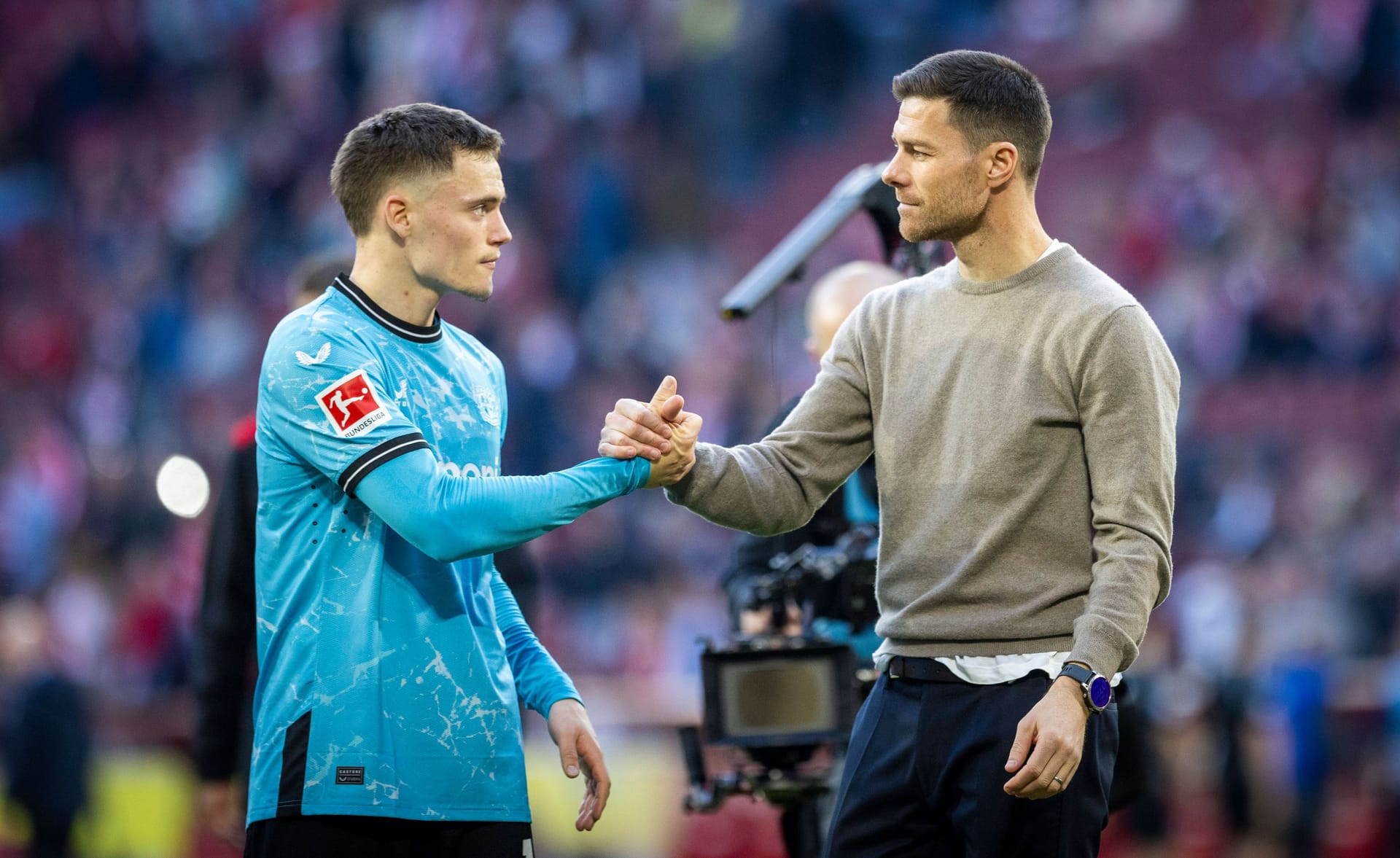 Florian Wirtz und Xabi Alonso (r.): Beide feierten zusammen die vorzeitige Meisterschaft in Leverkusen.