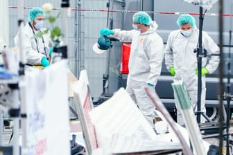Mitarbeiter der Spurensicherung nach dem Vorfall in Mannheim: Zum Motiv des Angreifers ist bislang nichts bekannt.