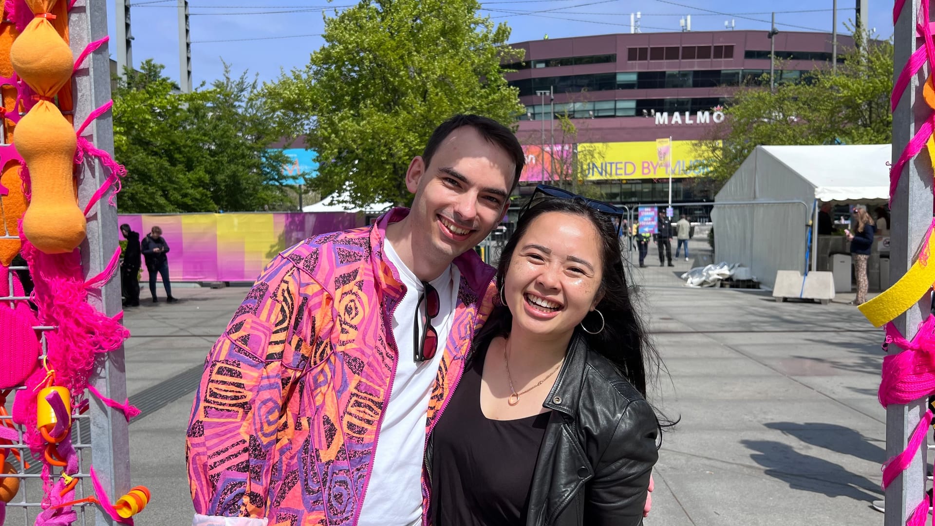 Linda (rechts, aus Dänemark) und Sonny (links, von den Färöer-Inseln): "Isaak ist der beste deutsche Kandidat seit Lena!"