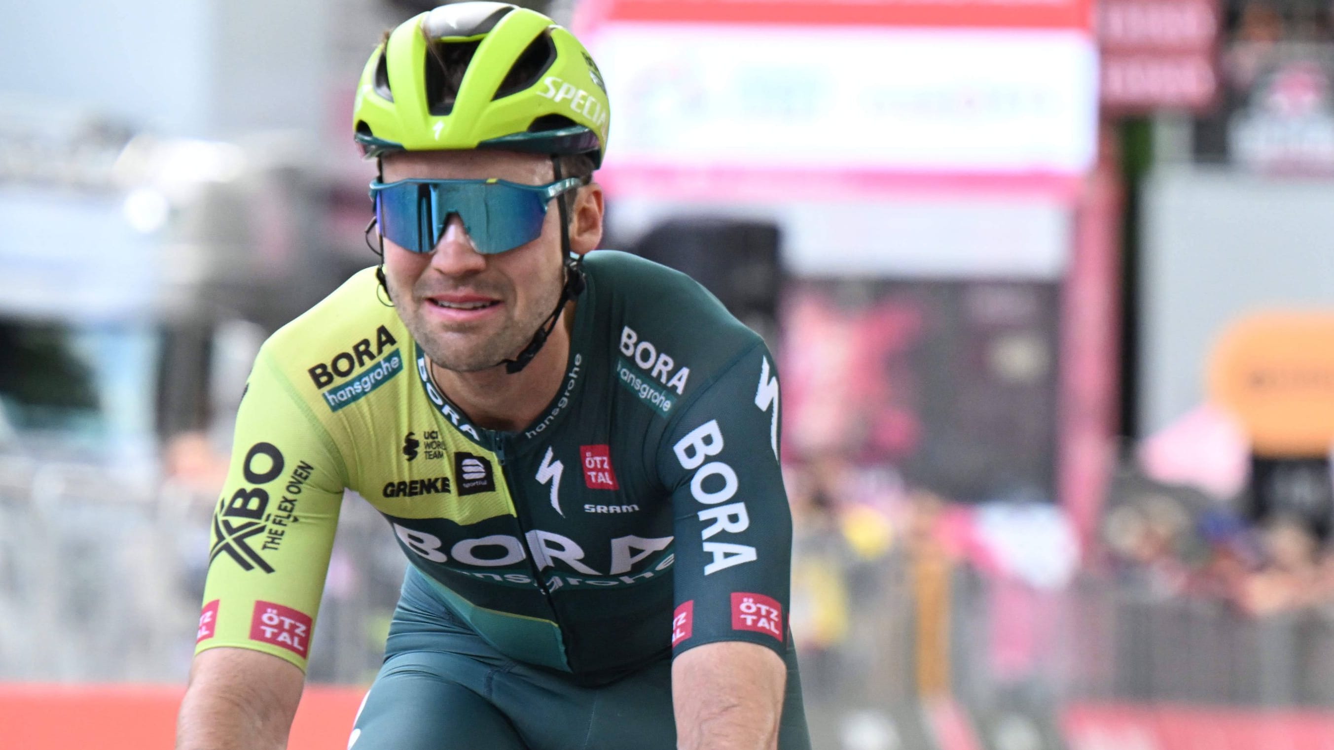 Giro d'Italia: Deutscher Schachmann schlägt Rad-Star Pogačar zum Auftakt