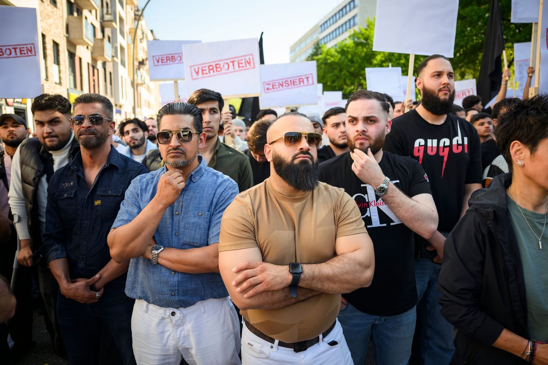 Demonstranten halten Schilder mit den Aufdrucken "Verboten" und "Zensiert" auf einer Kundgebung des islamistischen Netzwerks "Muslim Interaktiv" in die Höhe.