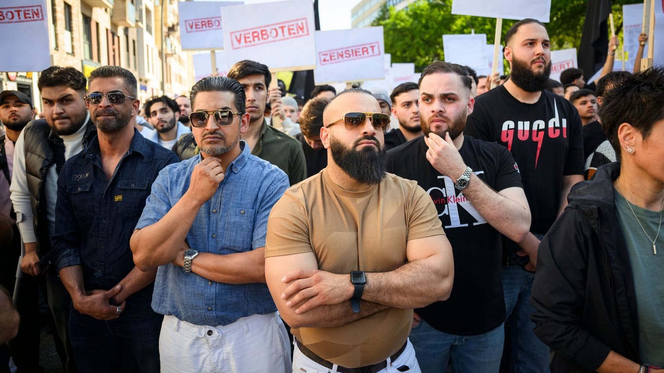 Demonstranten halten Schilder mit den Aufdrucken "Verboten" und "Zensiert" auf einer Kundgebung des islamistischen Netzwerks "Muslim Interaktiv" in die Höhe.