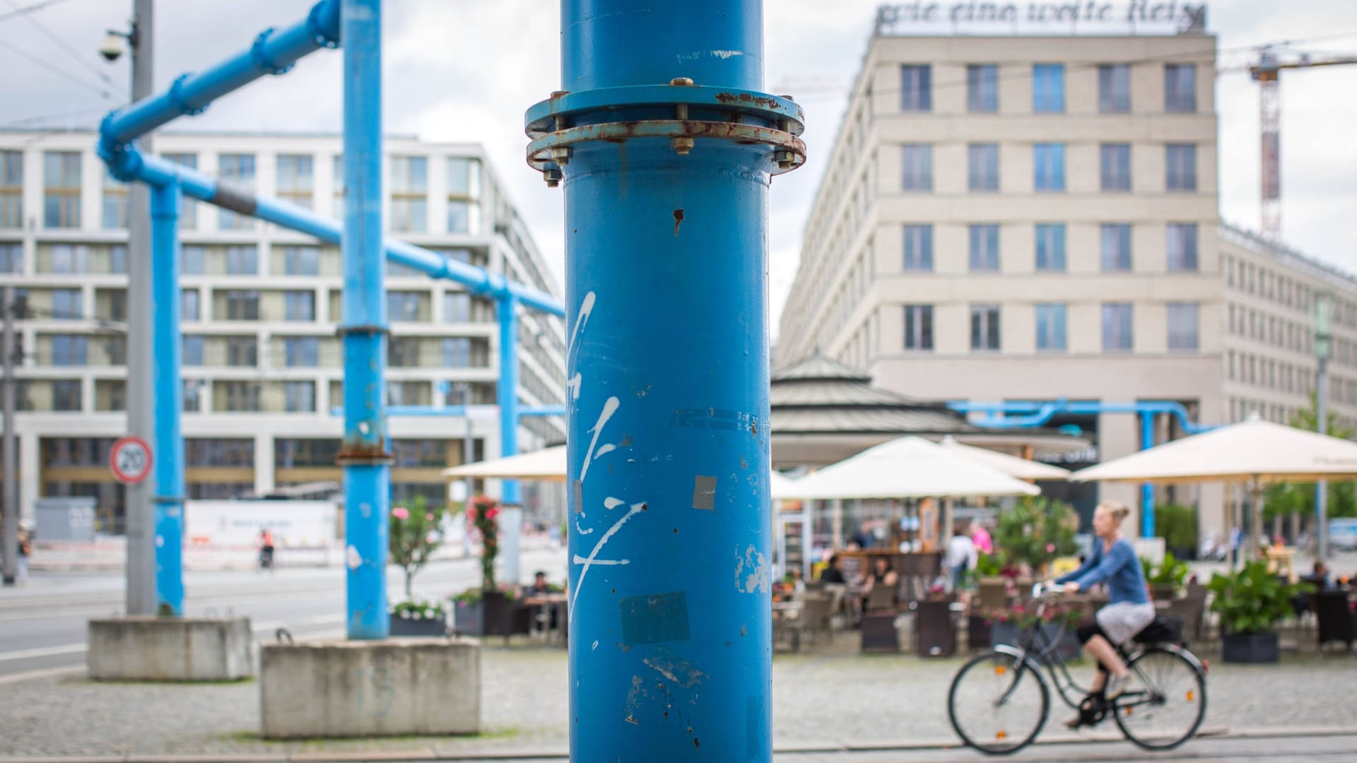 Blaue Rohre am Postplatz. Blaue Rohre am Postplatz.