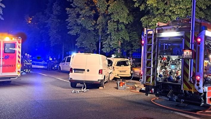 In der Nacht auf Sonntag mussten Feuerwehr und Polizei zu einem Verkehrsunfall in die Nymphenburger Straße ausrücken. In der Nacht auf Sonntag mussten Feuerwehr und Polizei zu einem Verkehrsunfall in die Nymphenburger Straße ausrücken.
