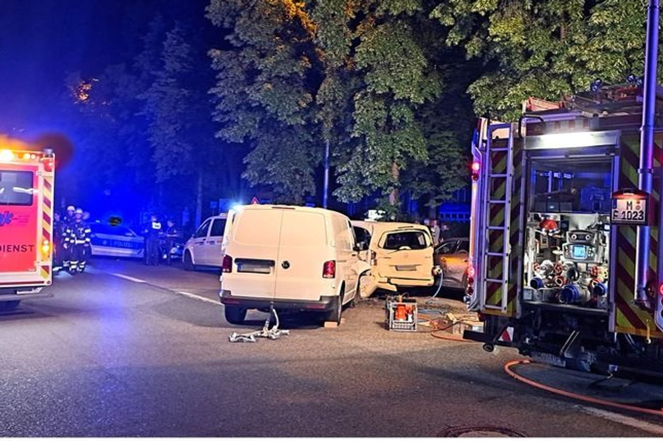 In der Nacht auf Sonntag mussten Feuerwehr und Polizei zu einem Verkehrsunfall in die Nymphenburger Straße ausrücken.