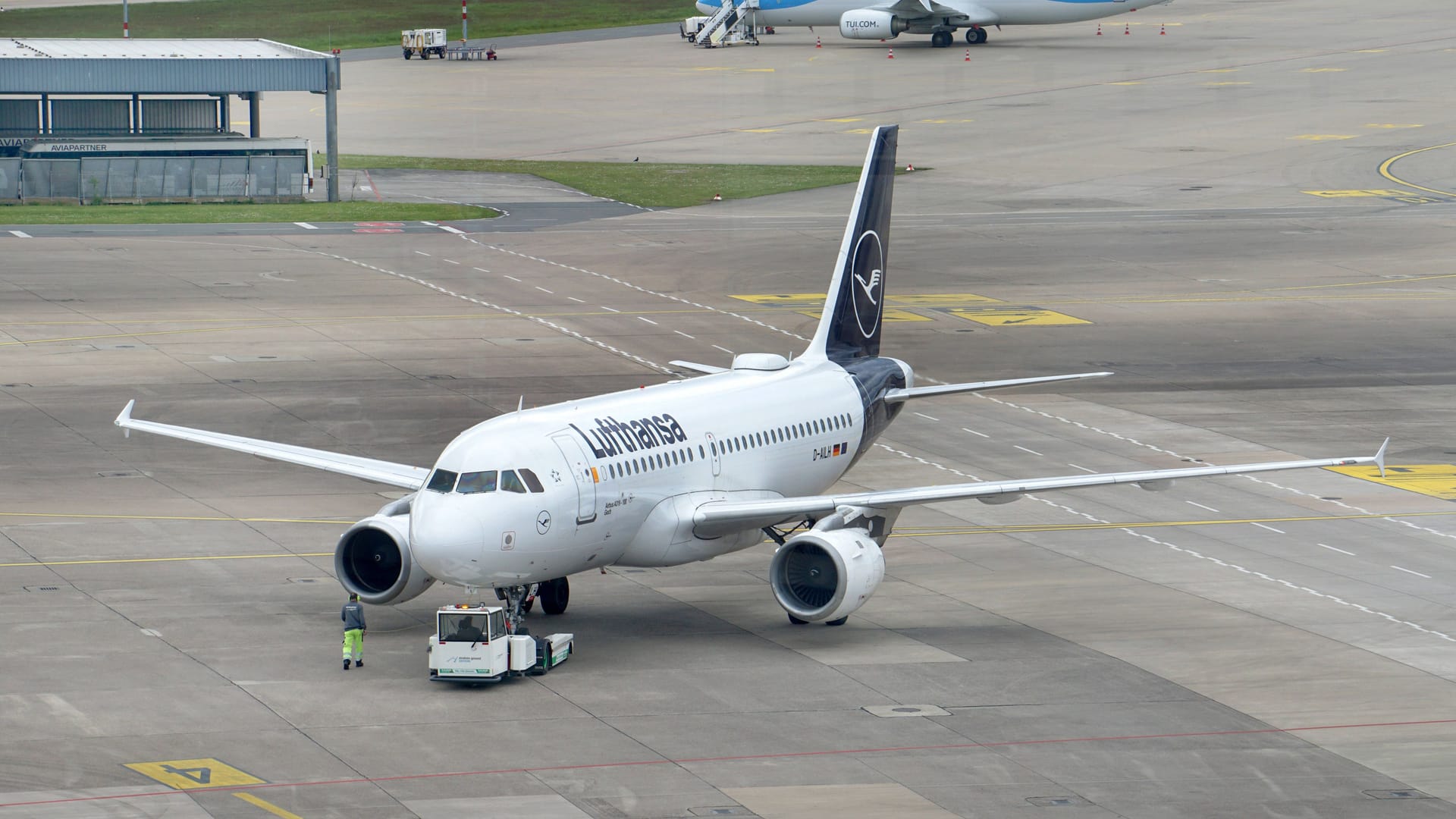 Eine Lufthansa-Maschine am Airport Hannover (Symbolbild): Die Fluggäste blieben unverletzt. Eine Lufthansa-Maschine am Airport Hannover (Symbolbild): Die Fluggäste blieben unverletzt.